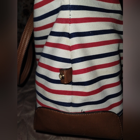 Tommy Hilfiger large bag/tote. Snaps down to a smaller size bag. - Picture 5 of 6